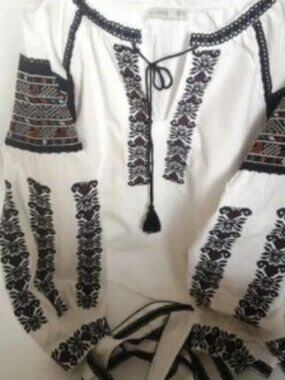 Amazing  new Linen Embroidered Blouse – Size M with cute belt